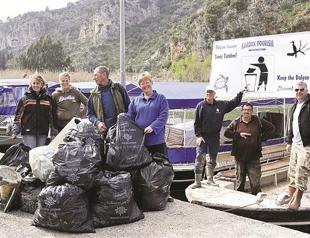 Environmentalists collect garbage in Aegean town