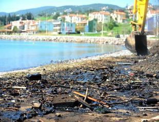 Oil residue covers blue-flag beach in Turkey