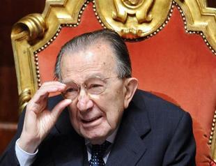 Giulio Andreotti, 7-times Italian prime minister, dies