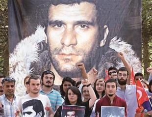 Thousands remember three revolutionary youth leaders