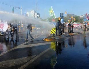 Police intervene in crowds gathered for commemoration in Istanbul