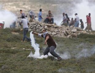 Israel PM freezes West Bank settlement tenders: report