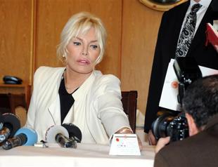 Turkeys superstar Ajda Pekkan visits Parliament to promote animal rights