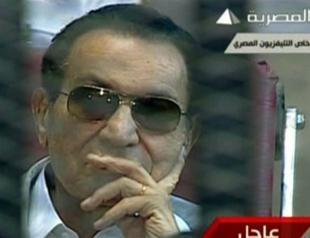 Egypts ousted leader Mubarak arrives in court for retrial