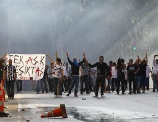Police, Beşiktaş fans clash before last game at historic Istanbul stadium