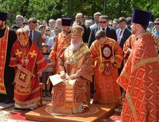 Russian patriarch holds service on China visit