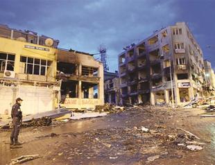 Locals and refugees leave bomb-hit town