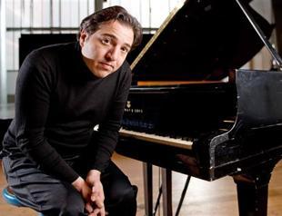 Turkish pianist Fazıl Say survives traffic accident