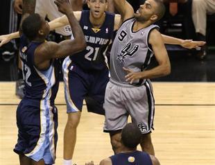 Spurs thump Grizzlies in series opener