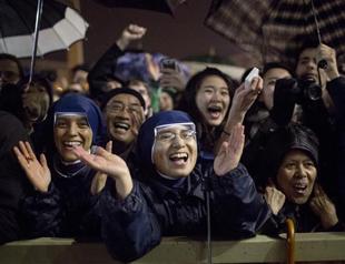 Vatican crowd shares Argentinas joy at new pope