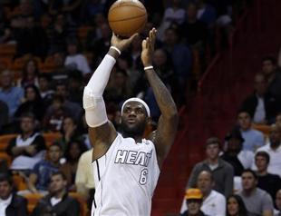 Lebron James helps Heat to 20th consecutive win