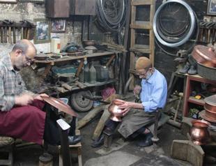 Changing sheepskin into fur in eastern province