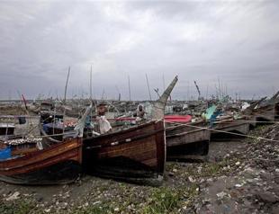 Cyclone triggers mass evacuations in Bangladesh, Myanmar