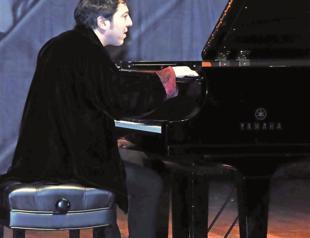 Pianist Say voices worries on freedoms