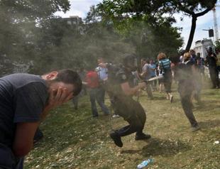 Protesters halt demolition of Taksim park, start night-long sit-in