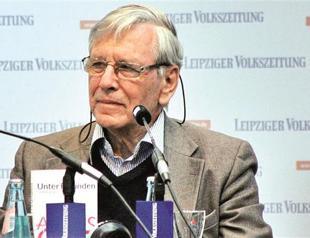 Israeli writer Amos Oz wins Kafka literary award
