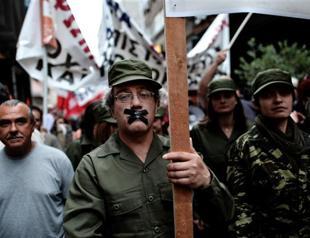 Greek teachers drop strike plans during exam period