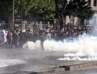Police use tear gas on students protesting government in the aftermath of Reyhanlı blasts