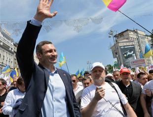 World boxing champion leads 15,000 in heavyweight rally for Yulia Tymoshenko