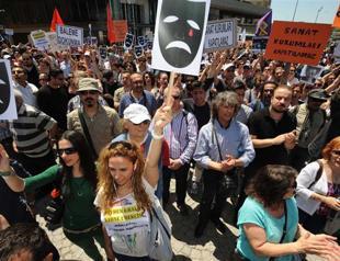 Artists protest privatization of state theaters and operas