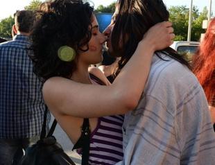Protestors in Ankara go through with ‘kissing action’ despite police mobilization
