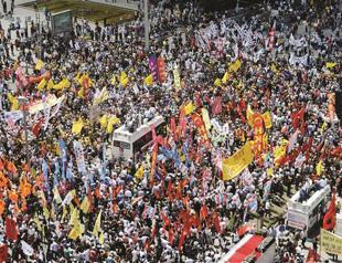 Thousands of union strikers fill Ankara protest square