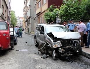 Car crashes into gas box, two killed in Istanbul’s Fatih district