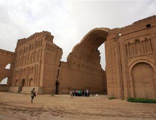 Iraq to restore ancient arch to woo back tourists