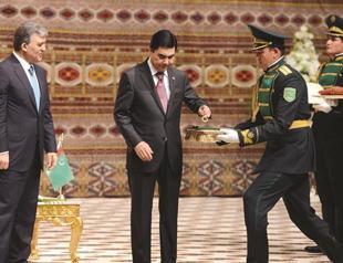Turkish President Gül receives Turkmen state medal