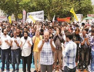 First ‘Friday prayers’ in Istanbuls Taksim after clashes