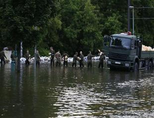 Thousands of Germans evacuate as dam on Elbe river breaks