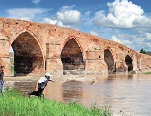 Restorations increase in Erzurum to boost heritage, religious tourism