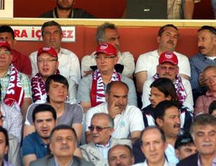 Patriot commanders watch football match with Turkish fans