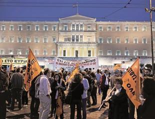Greek bill opens way for civil service layoffs