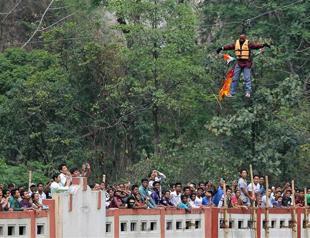 Pony-tail stuntman dies on a zip-line in India