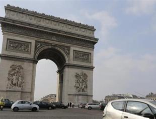 Bomb alert forces clearance of major Paris roundabout