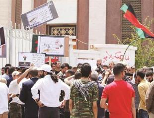 Gunmen keep Libyan foreign ministry under siege