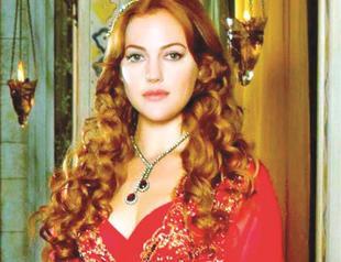 Hürrem sings with Greek singer Cekos