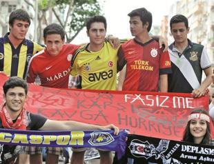 United ultras join forces against police violence in Taksim