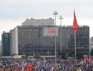 Protesters fill police-free Taksim for sixth day of massive protests