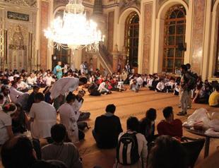 Turkish protesters turn Istanbul mosque into makeshift hospital