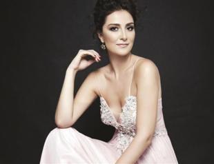 Ebru Elver sings at Jolly Joker