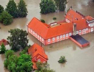 Floodwaters peak in Prague, head for Germany