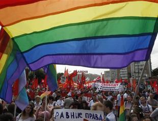 Thousands march through Moscow in support of anti-Putin protesters