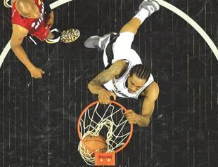Spurs stun Heat to take 2-1 series lead