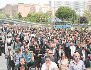 Thousands of Turkish lawyers protest detention of their colleagues