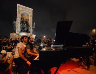 Piano notes replace tear gas in Taksim as musicians play for Gezi Park protesters