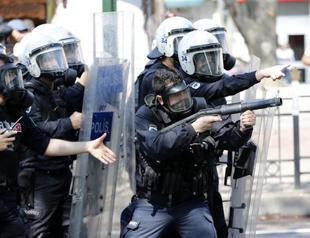 Police stage crackdown on May Day protesters in Istanbul