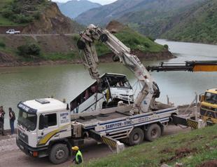 Eight killed as tour bus falls into dam