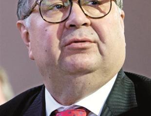 Russian billionaire Usmanov buys stake in Apple